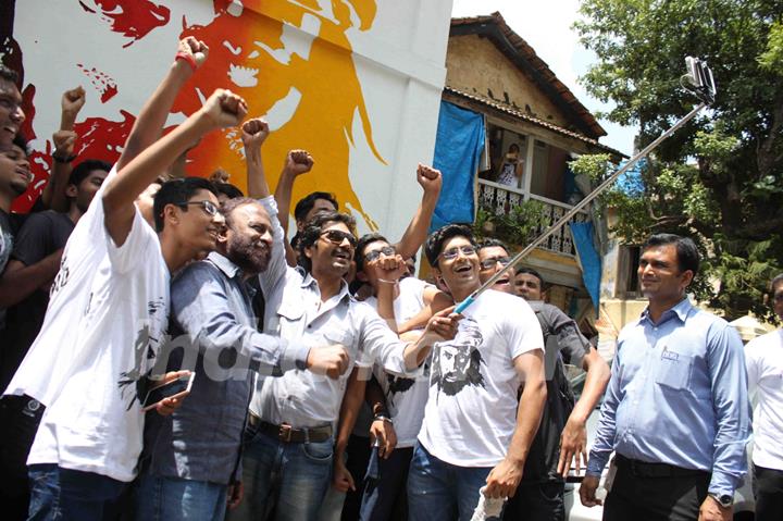 Selfie is Must! - Nawazuddin and Ketan Mehta During Promotions of Manjhi - The Mountain Man