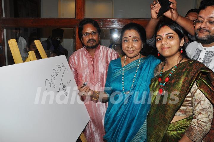 Asha Bhosle at Inauguration of Paramesh Paul's Glory of the Ganges