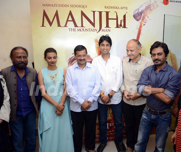 Team Manjhi With Delhi CM for Special Screening of Manjhi - The Maountain Man