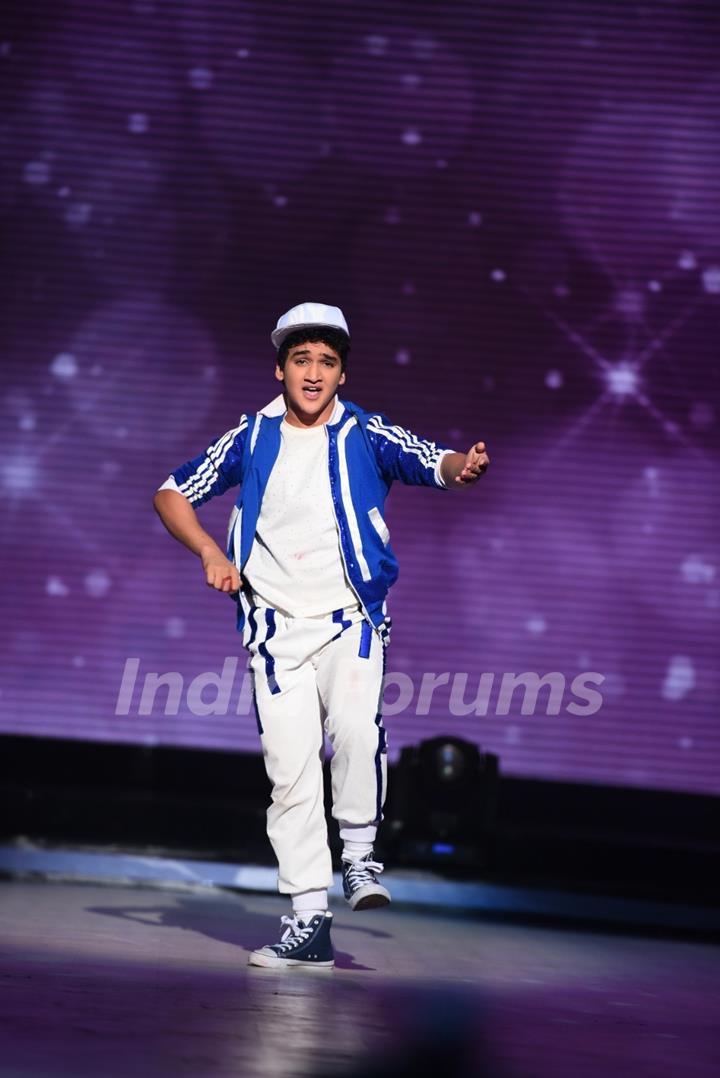 Faisal Khan Performs During Promotions of Hero on Jhalak Dikhla Jaa 8