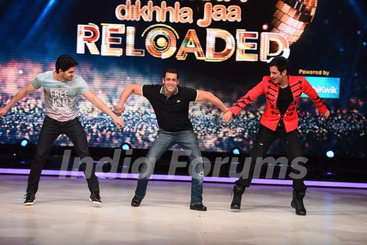 Sooraj and Salman Dances Along with Ganesh Hegde During Promotions of Hero on Jhalak Dikhla Jaa 8