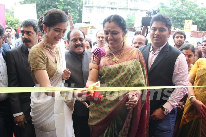 Akshara Haasan Inaugurates Diamonds Showroom