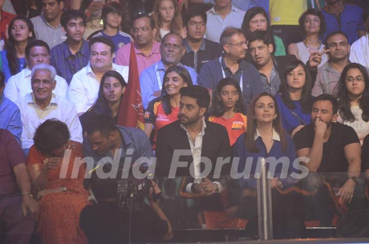 Abhishek Bachchan, Dhoni, Nita Ambani and Saif Ali at Pro Kabaddi Finale