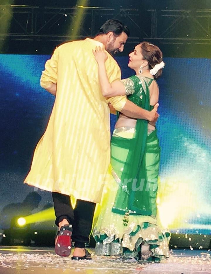 Akshay Kumar and Madhuri Dixit Performs at a Show in America