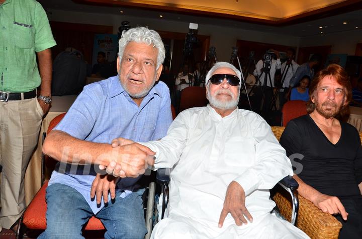 Om Puri greets Kader Khan at the Press Meet of Hogaya Dimaagh ka Dahi