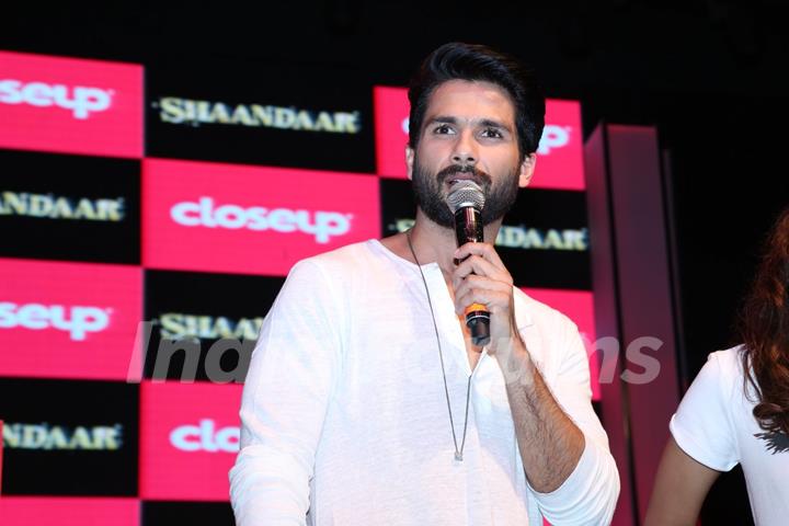 Shahid Kapoor interacts with the fans at the Close Up First Move Party