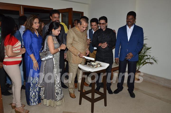 Suresh Wadkar cuts his Birthday Cake