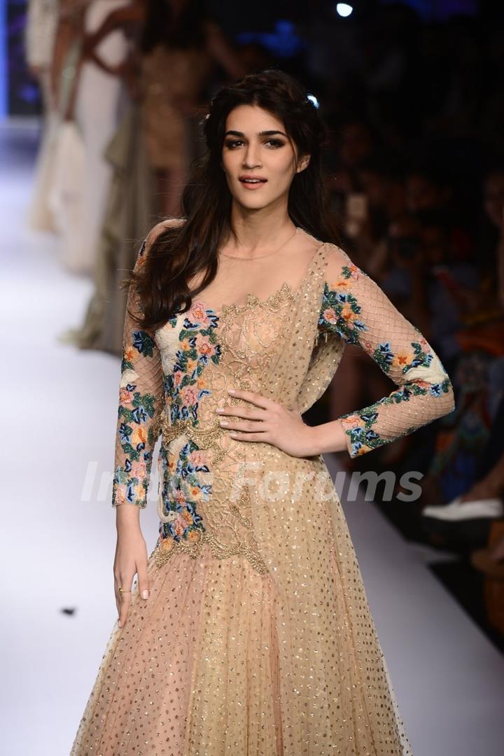 Beautiful Kriti Sanon Sizzles at Lakme Fashion Week Day 5