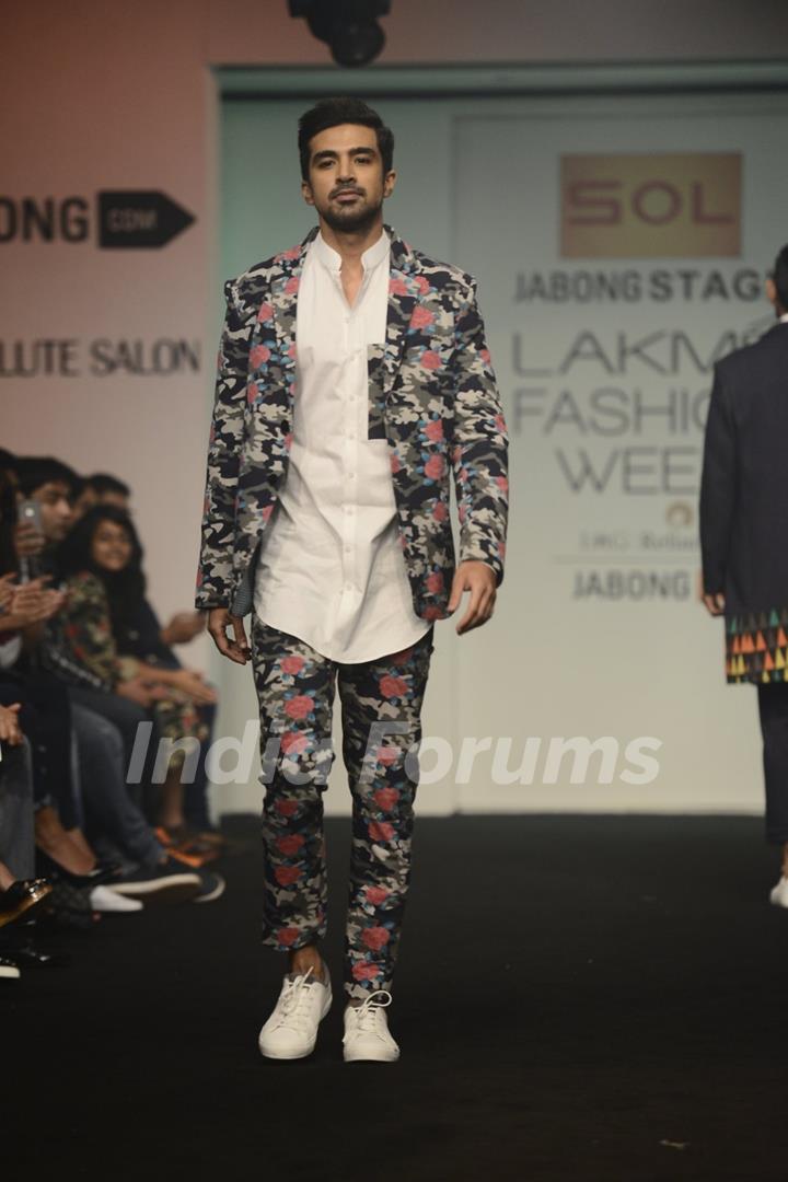 Saqib Saleem Walks at Lakme Fashion Week Day 5