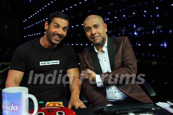 John Abraham and Vishal Dadlani Pose for Picture at Promotions of Welcome Back on Indian Idol Junior