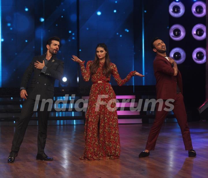 Athiya poses with Jay and Punit During Promotions of Hero on Dance India Dance Season 5