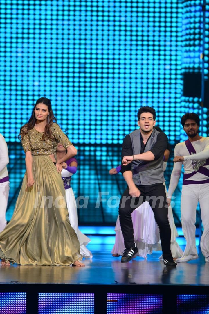 Sooraj Pancholi and Athiya Shetty Promotes Hero at Dance Plus