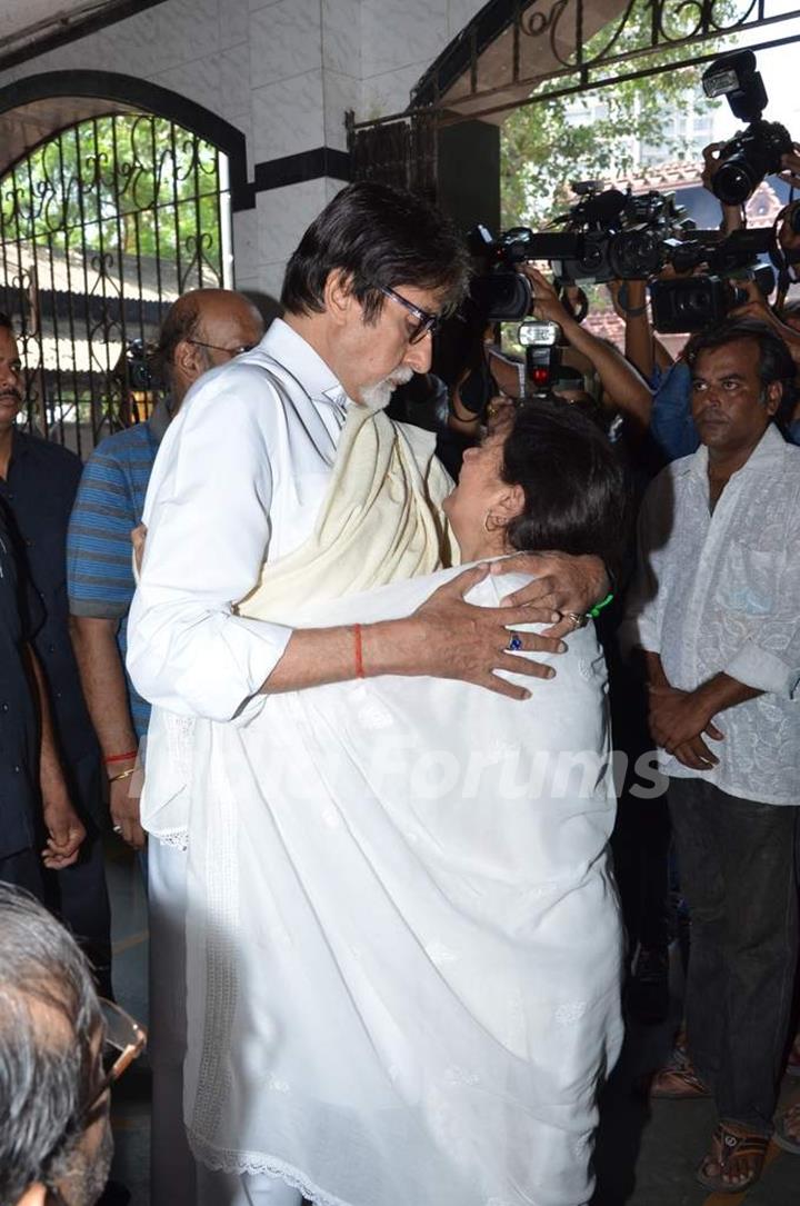 Amitabh Bachchan consoles Aadesh Shrivastava's wife at the Funeral