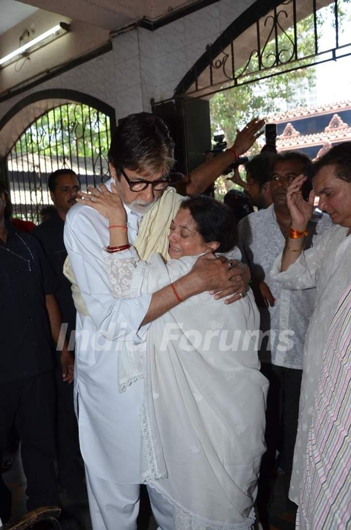 Amitabh Bachchan consoles Aadesh Shrivastava's wife at the Funeral