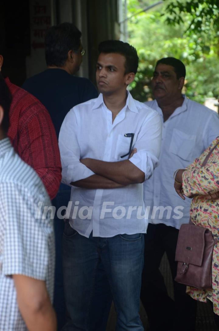 Abhijeet Sawant at Aadesh Shrivastava's Funeral