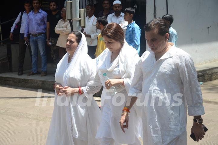 Aadesh Shrivastava's wife, Ayesha Jhulka and Lalit Pandit at the Funeral