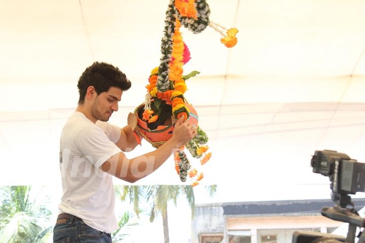 Sooraj Pancholi Breaks the 'Handi' at Pratap Sarnaik's 'Sanskriti Dahikala Utsav'