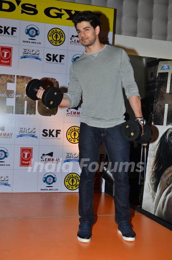 Sooraj Pancholi Lifts Some Dumbbells During the Promotions of Hero at Gold's Gym