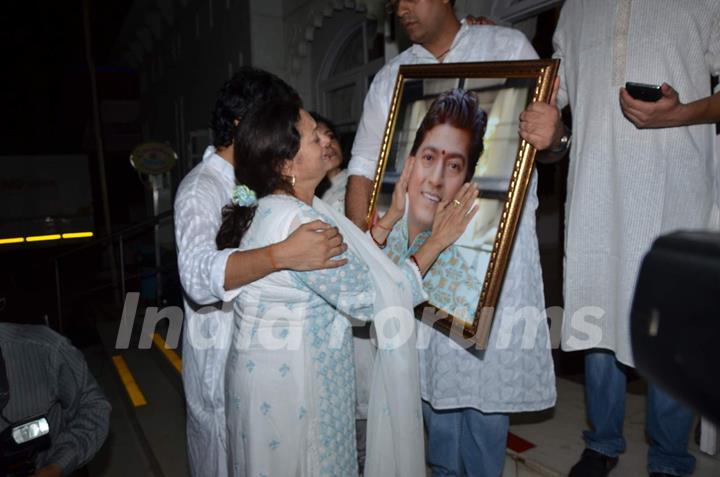 Aadesh Shrivastava's Wife Cries at His Prayer Meet