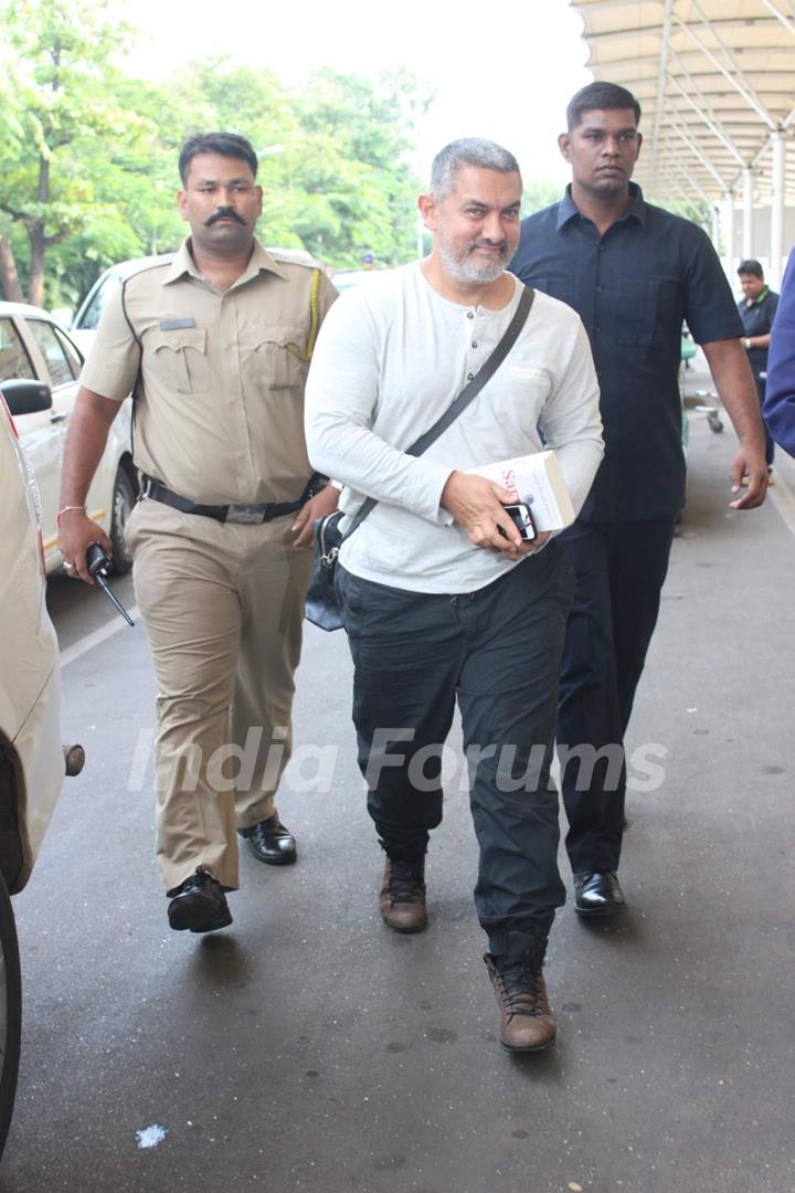 Aamir Khan Snapped With his Dangal Look at Airport