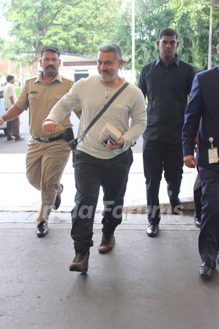 Aamir Khan Snapped in His Dangal Look at Airport