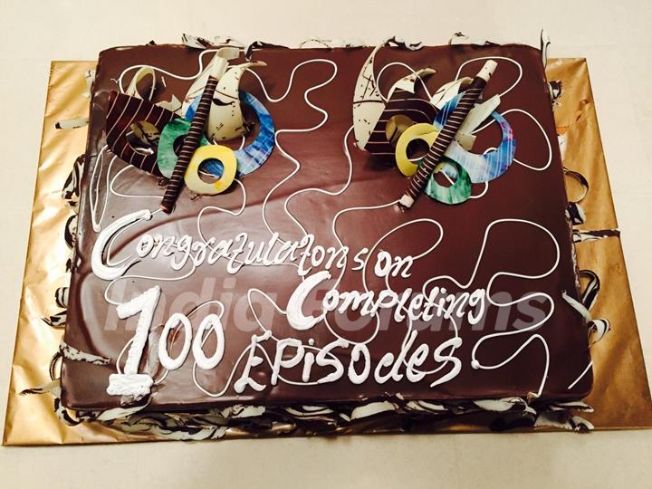 Cake for 100 Episode Completion of Piya Rangrezz