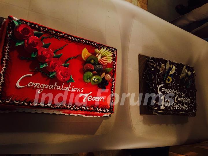 Cakes for 100 Episode Completion of Piya Rangrezz