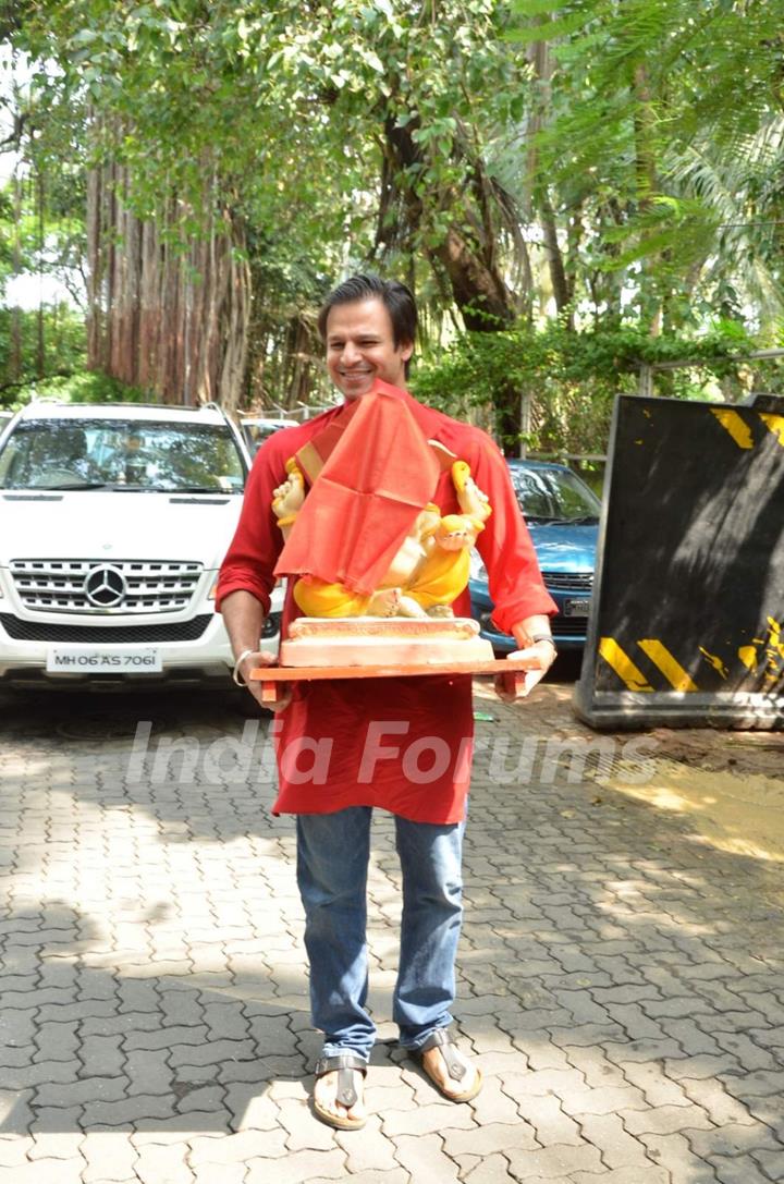 Vivek Oberoi and Family Brings Home Ganesha!