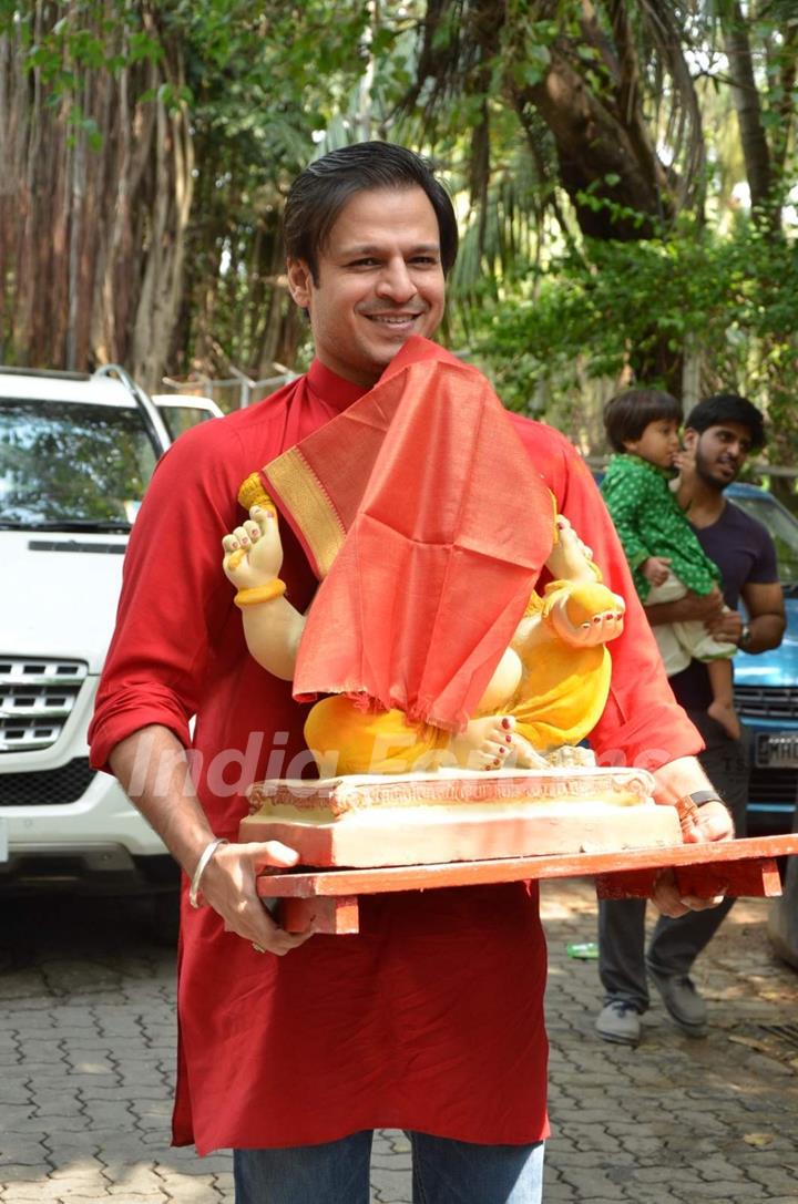 Vivek Oberoi and Family Brings Home Ganesha!