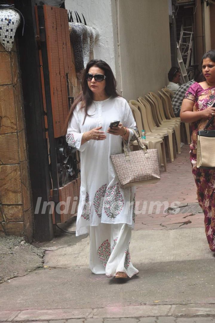 Poonam Dhillon at Funeral of Karim Morani's Mother