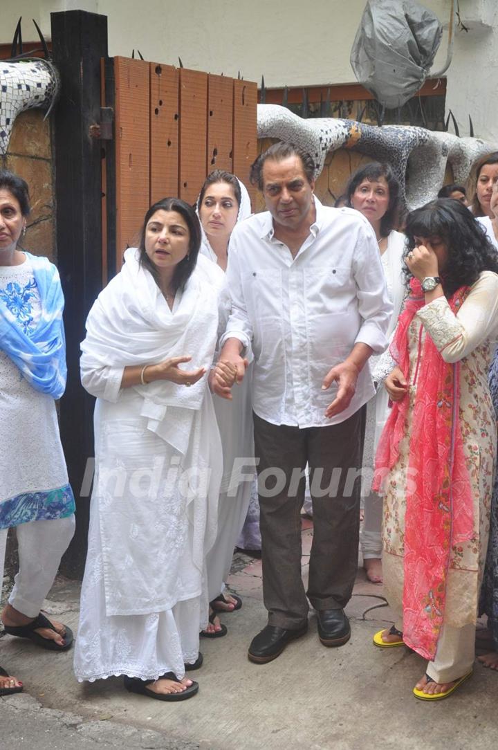 Dharmendra at Funeral of Karim Morani's Mother