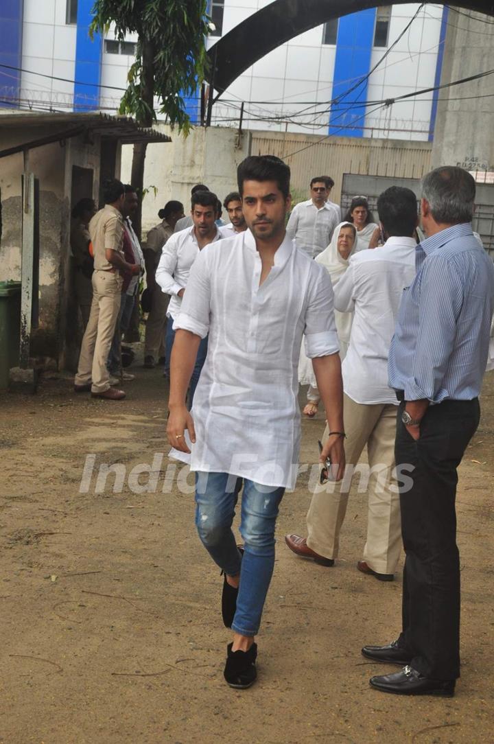 Gautam Gulati at Funeral of Karim Morani's Mother