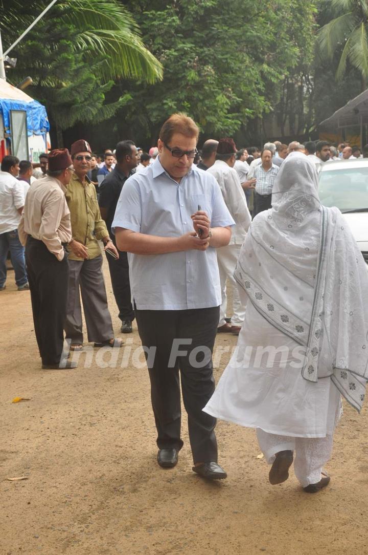 Ramesh Taurani at Funeral of Karim Morani's Mother