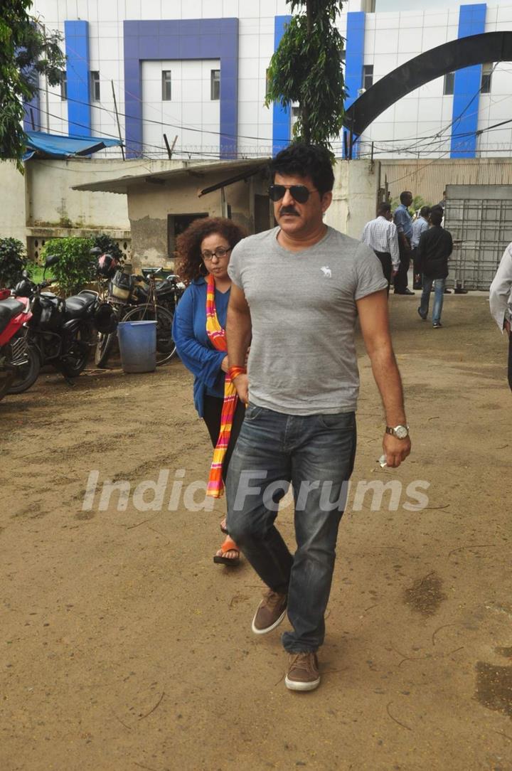 Rajesh Khattar and Vandana Sajnani at Funeral of Karim Morani's Mother