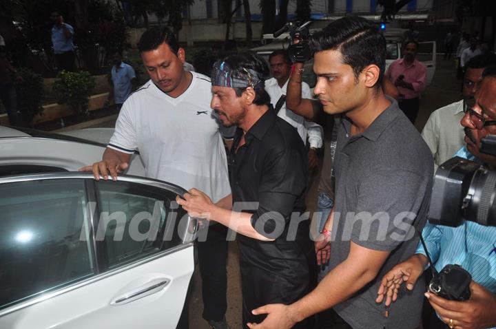 Shah Rukh Khan at Funeral of Karim Morani's Mother