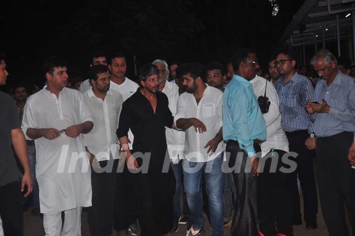 Shah Rukh Khan at Funeral of Karim Morani's Mother