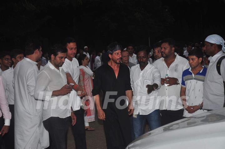 Shah Rukh Khan at Funeral of Karim Morani's Mother