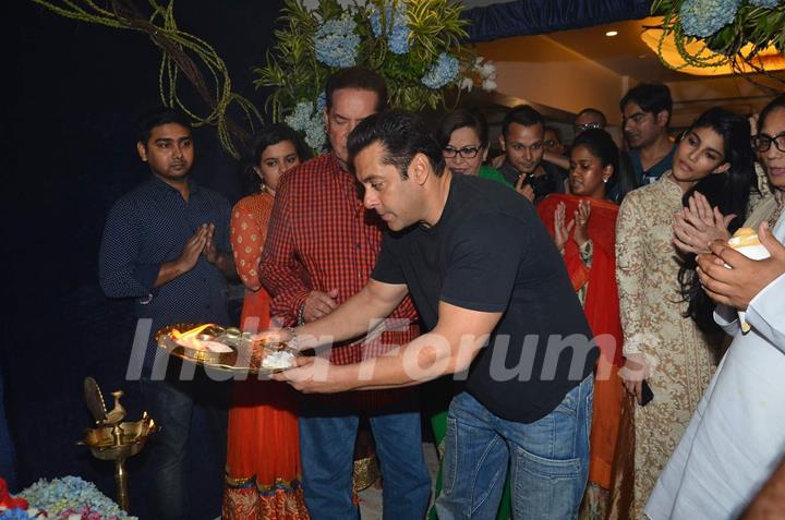 Salman Khan Offers Prayer to Ganesh at Home