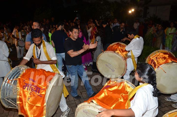 Salman Khan Dances on Dhol Beats During His Ganesh Visarjan Procession