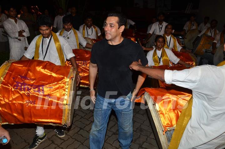 Salman Khan Dances on Dhol Beats During His Ganesh Visarjan Procession