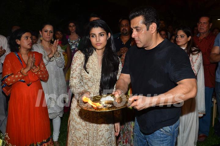 Salman Khan and Alizeh Agnihotri Does Last Ganesh Aarti Before Ganpati Visarjan