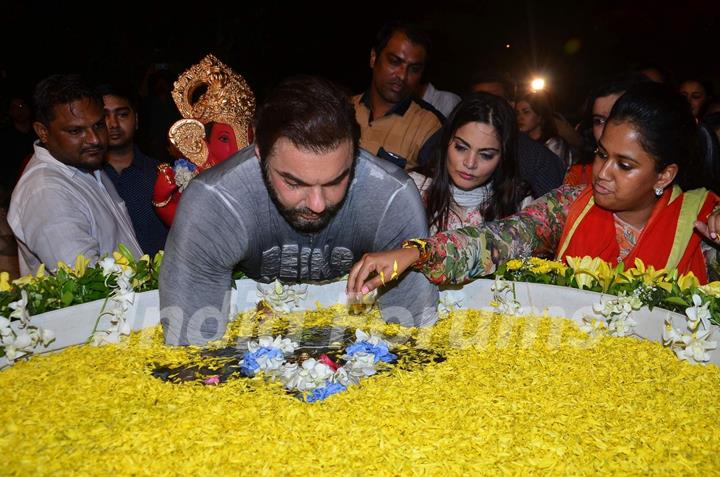 Sohail Khan Does Ganpati Visarjan