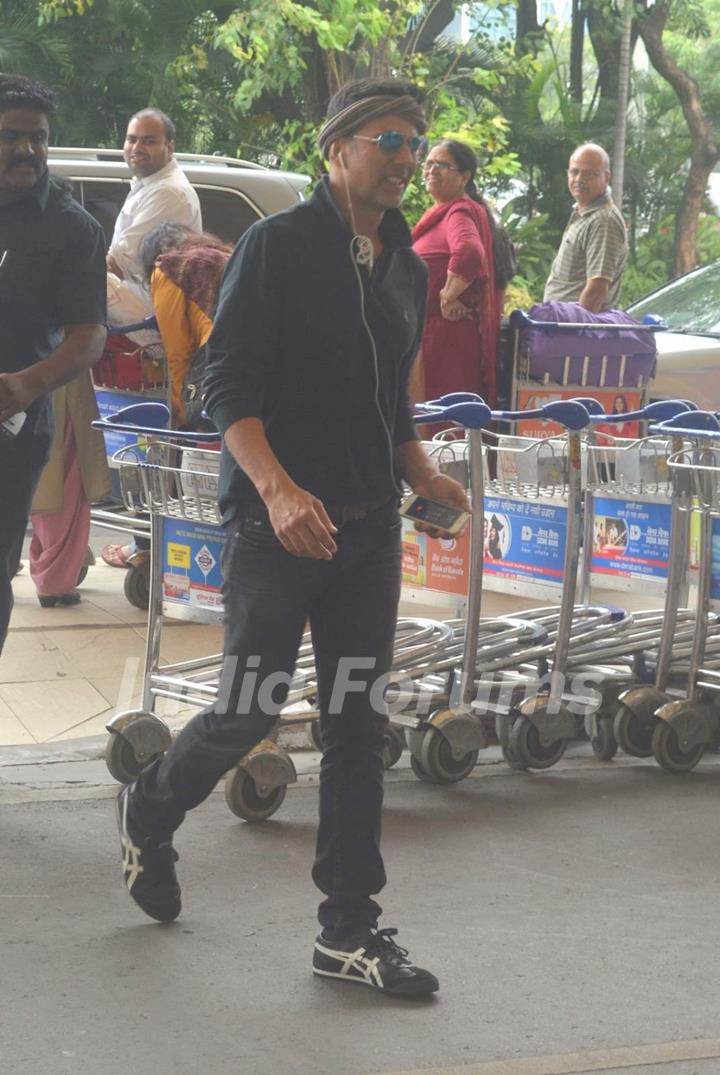 Akshay Kumar snapped at Airport