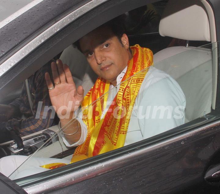 Jimmy Shergill visits Siddhivinayak Temple