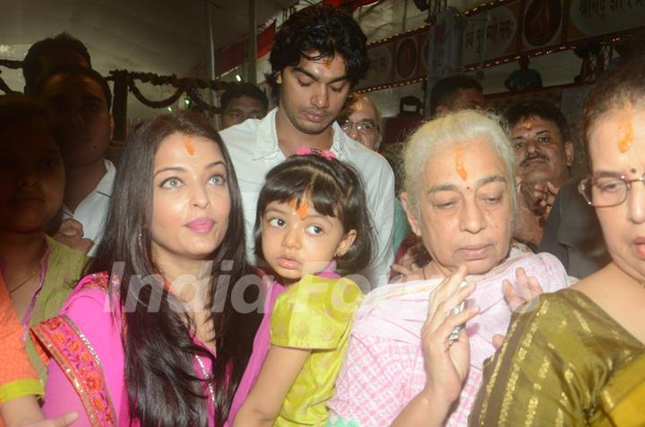 Aishwarya Rai Bachchan visits Sion Ganpati Mandal