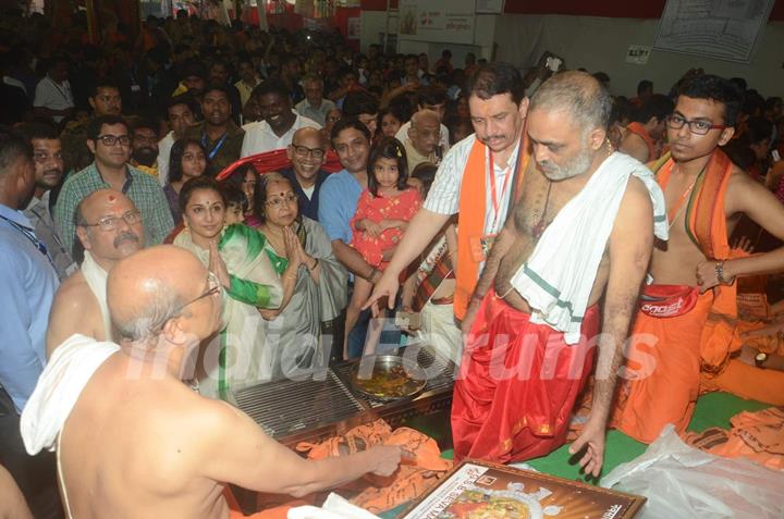 Vidya Balan visits Sion Ganpati Mandal