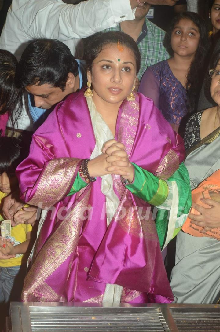 Vidya Balan visits Sion Ganpati Mandal