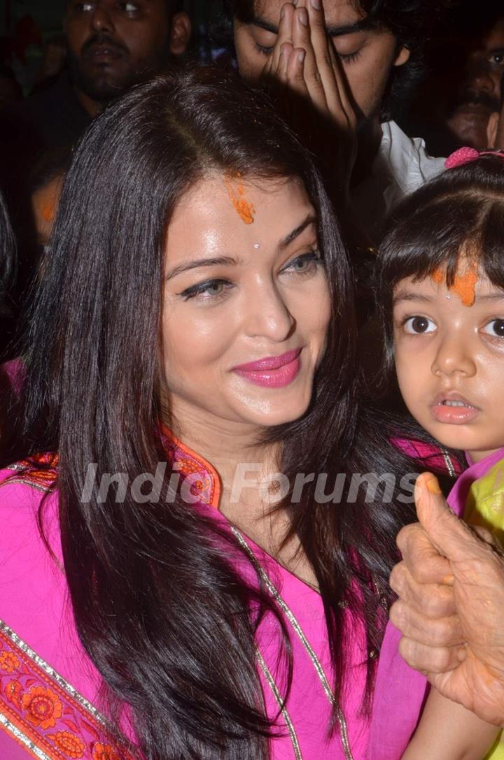 Aishwarya Rai Bachchan visits Sion Ganpati Mandal