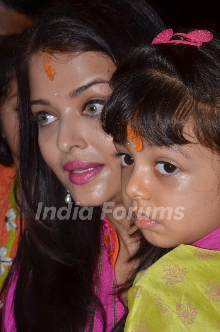 Aishwarya Rai Bachchan visits Sion Ganpati Mandal