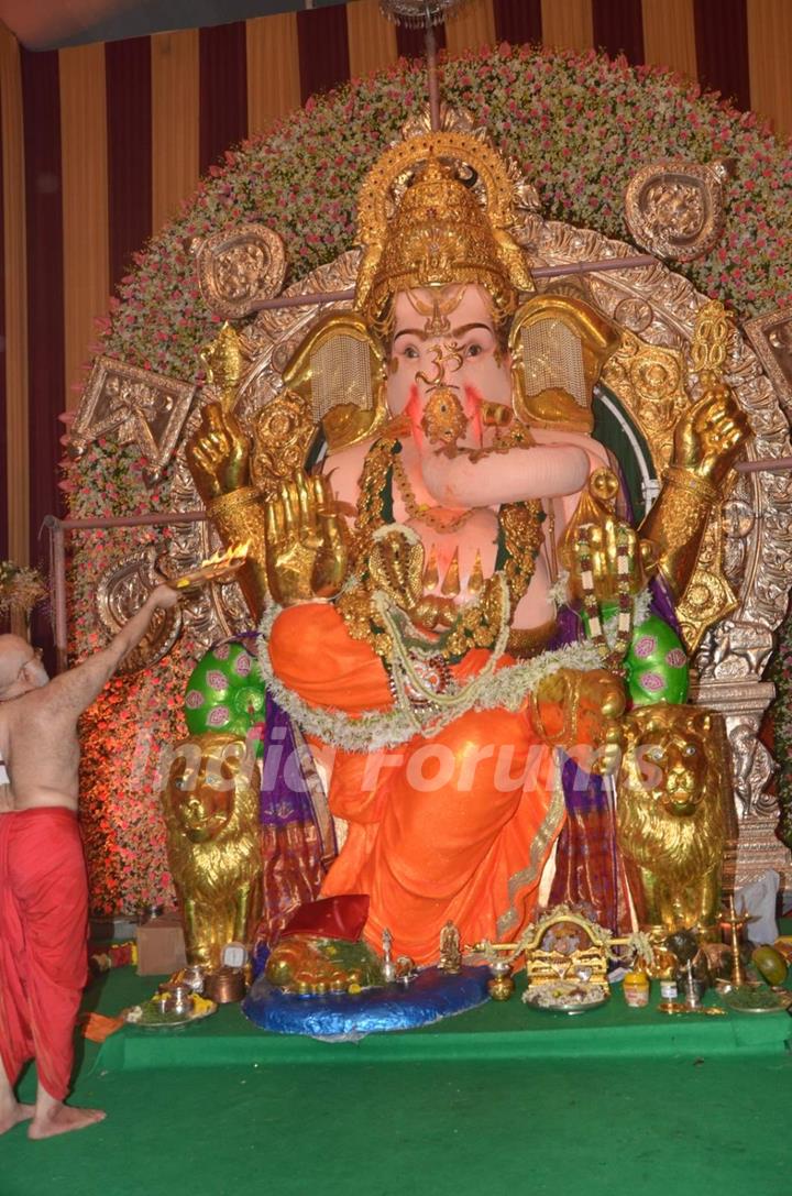 Celebs visit Sion Ganpati Mandal